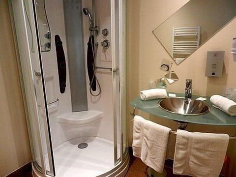Comfort Double Room | Bathroom | Rainfall showerhead, towels