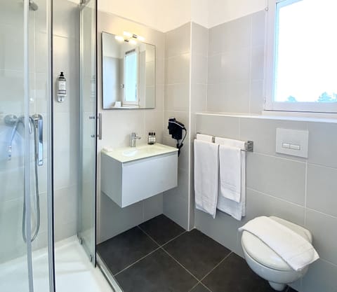 Standard Quadruple Room | Bathroom | Shower, free toiletries, hair dryer, towels