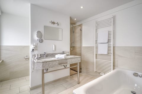 Superior Double Room | Bathroom | Free toiletries, hair dryer, bathrobes, towels