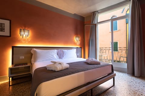 Classic Double Room, Balcony, Canal View | Desk, free WiFi, bed sheets