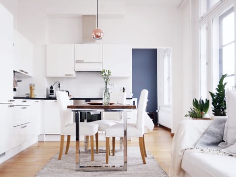 Full-size fridge, microwave, oven, stovetop