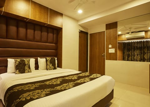 Deluxe Double Room | In-room safe, blackout drapes, soundproofing, free WiFi