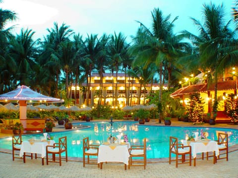 2 restaurants; breakfast, lunch, and dinner served
