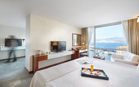 Suite | Premium bedding, minibar, in-room safe, desk