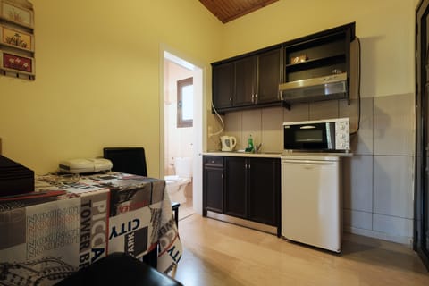 Fridge, oven, stovetop, coffee/tea maker