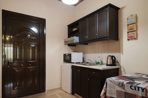 Fridge, oven, stovetop, coffee/tea maker