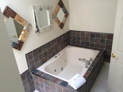 Deluxe Room, 1 King Bed | Bathroom | Combined shower/tub, hair dryer, towels