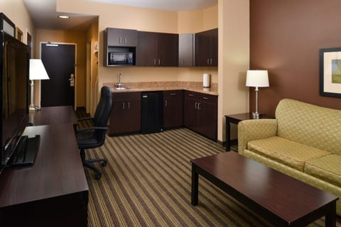 Suite, 1 King Bed with Sofa bed | Desk, iron/ironing board, free cribs/infant beds, rollaway beds