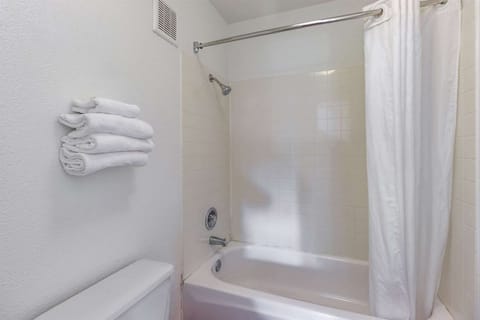 Combined shower/tub, free toiletries, towels