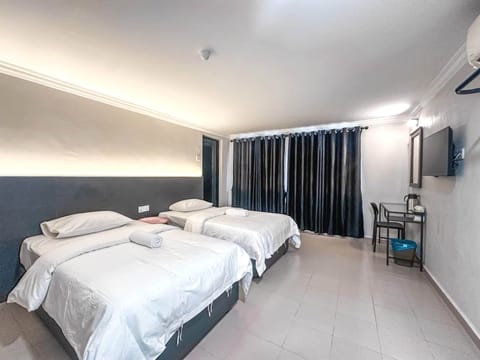 Deluxe Twin Room | Desk, laptop workspace, WiFi (free), bed sheets