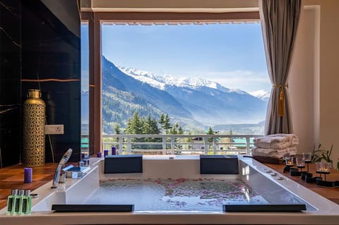 Presidential Suite | Deep soaking bathtub
