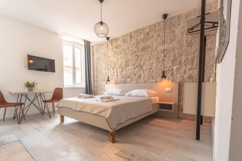 City Studio Suite | Desk, iron/ironing board, free WiFi, bed sheets