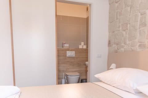 City Studio Suite | Desk, iron/ironing board, free WiFi, bed sheets