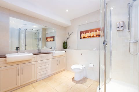 Family Quadruple Room | Bathroom | Shower, free toiletries, hair dryer, towels