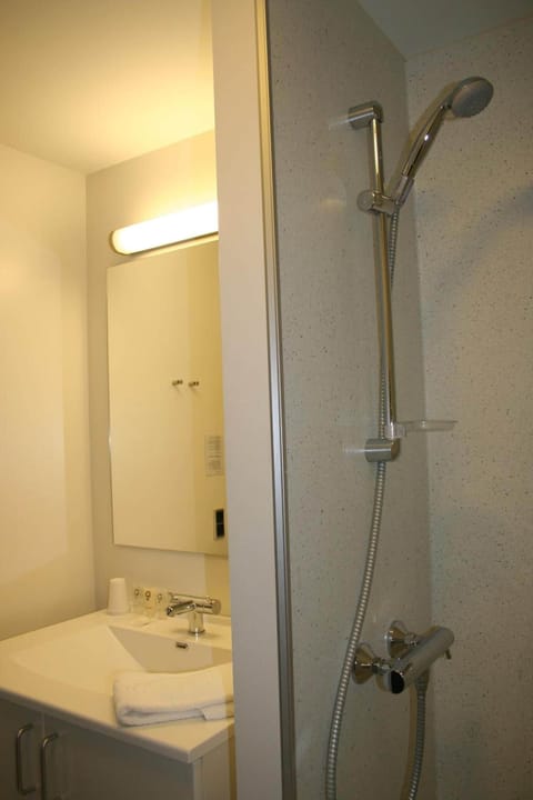 Shower, rainfall showerhead, free toiletries, hair dryer