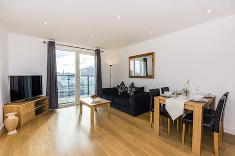 City Apartment, 1 King Bed, Non Smoking, City View | Living room | Flat-screen TV