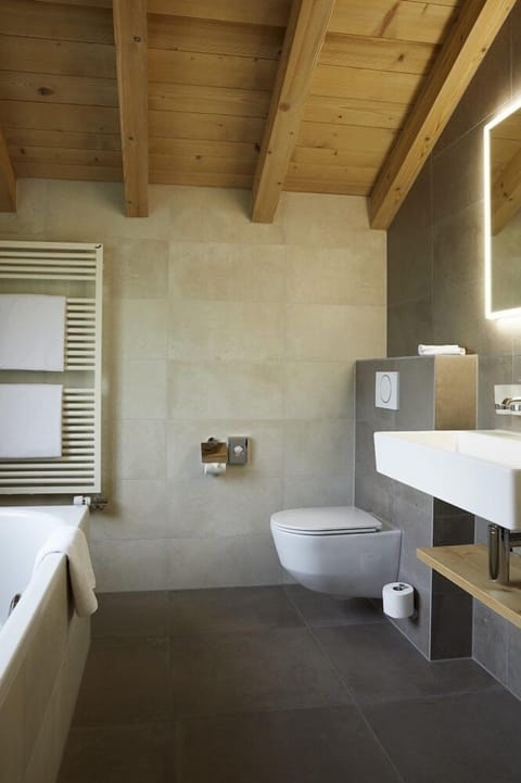 Panoramic Apartment | Bathroom | Free toiletries, hair dryer, towels