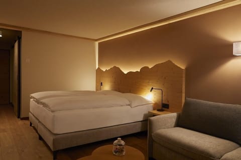 Hypo-allergenic bedding, free minibar items, in-room safe, desk