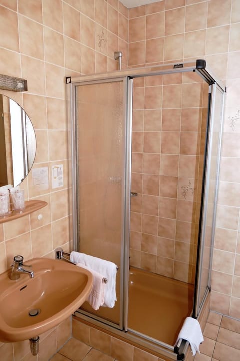 Shower, free toiletries, towels