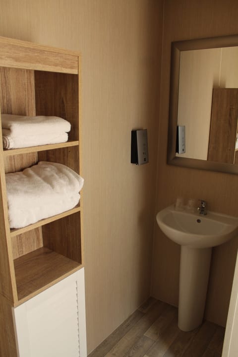 Comfort Double Room, 2 Twin Beds | Bathroom | Shower, free toiletries, hair dryer, towels