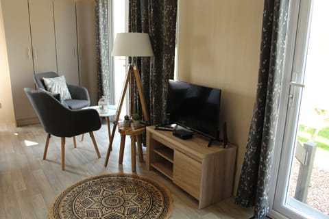 Comfort Double Room, 2 Twin Beds | Minibar, in-room safe, desk, blackout drapes