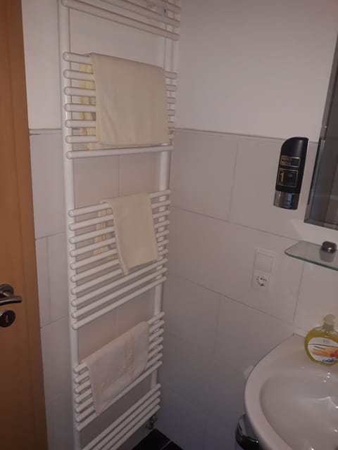 Shower, free toiletries, towels