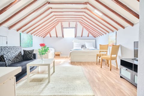 Deluxe Room, Private Bathroom | Desk, free WiFi, bed sheets