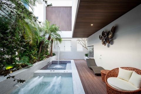 Legend Room (Consecutive night 12 pm check-out required, extra fees for guests stay consecutively) | Private spa tub