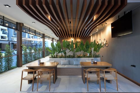 2 restaurants; breakfast, lunch, and dinner served