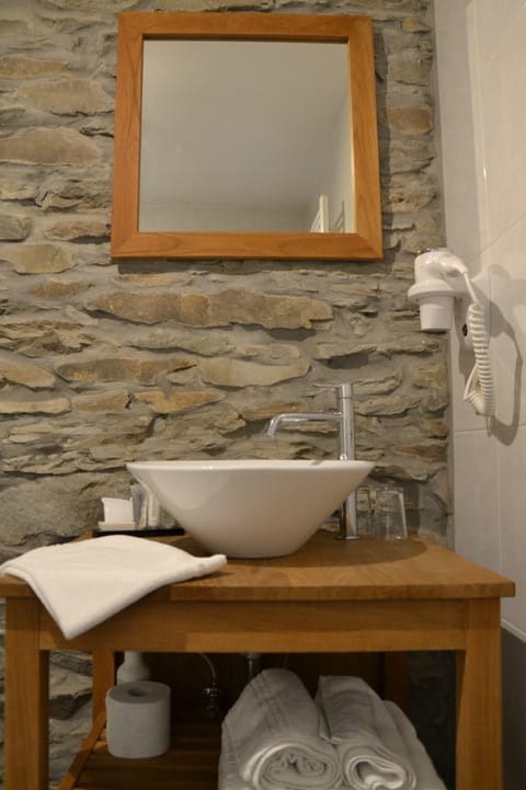 Comfort Double Room | Bathroom | Free toiletries, hair dryer, towels