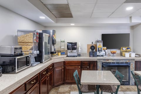 Free daily continental breakfast