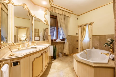 Luxury Studio Suite | Bathroom | Shower, rainfall showerhead