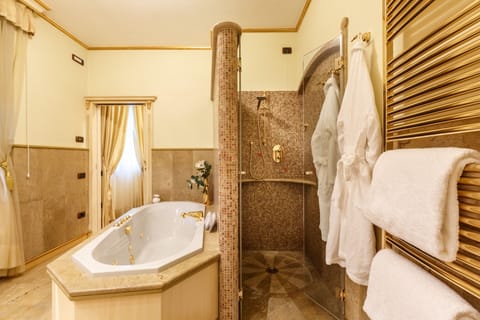 Luxury Studio Suite | Bathroom | Shower, rainfall showerhead