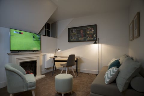 In-room safe, desk, free WiFi