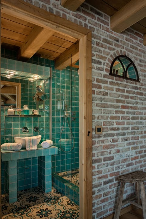 Luxury Suite (Romantico Suite) | Bathroom | Designer toiletries, hair dryer, bathrobes, towels