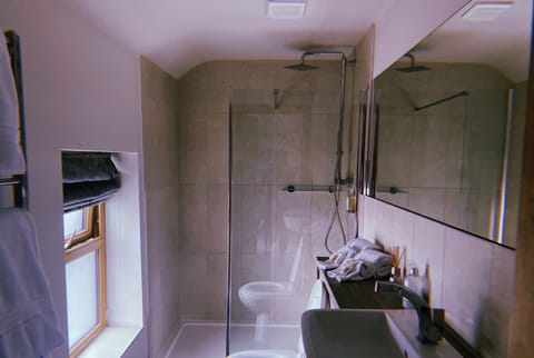 Deluxe Double Room, 1 Double Bed | Bathroom | Shower, free toiletries, towels