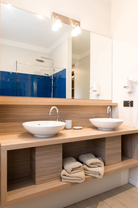 Double Room, 1 Queen Bed, Non Smoking, Garden View | Bathroom | Free toiletries, hair dryer, slippers, towels