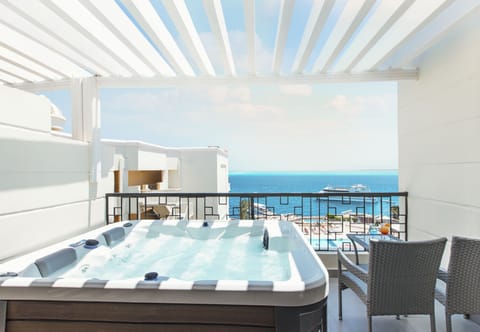 Premium Jacuzzi Suite | Free minibar items, in-room safe, individually decorated