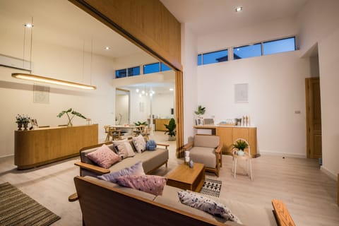 3 Bedrooms Rooftop Penthouse | Living room | 50-inch LED TV with satellite channels, TV, fireplace