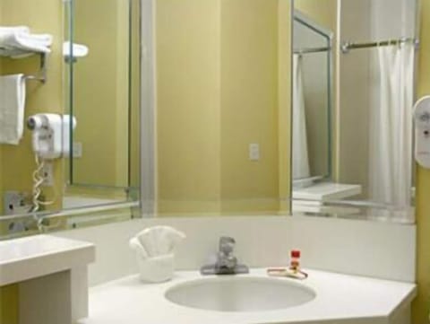 Combined shower/tub, free toiletries, hair dryer, towels