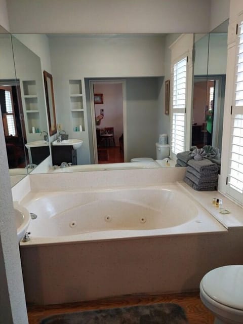 Room 9 | Bathroom | Bathrobes, towels