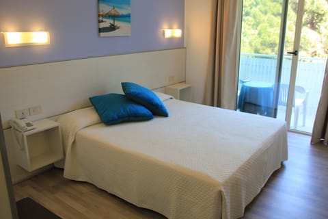 Double Room, Balcony | In-room safe, individually furnished, desk, blackout drapes