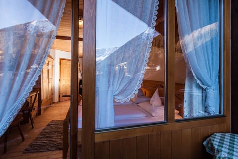 Exclusive Double Room, Non Smoking (Holunder) | Living area | Flat-screen TV