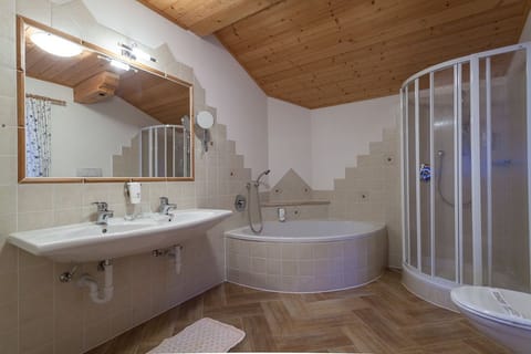 Exclusive Double Room, Non Smoking (Holunder) | Bathroom | Shower, free toiletries, hair dryer, bathrobes