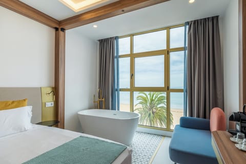 Room, 1 King Bed, Non Smoking | Minibar, in-room safe, desk, blackout drapes