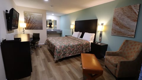 Standard Room, 1 King Bed, Non Smoking | Desk, laptop workspace, free WiFi, bed sheets