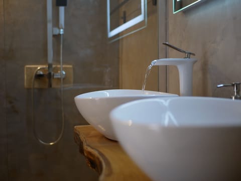 Superior Double Room (La Voute) | Bathroom sink