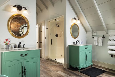 Elite Quadruple Room | Bathroom | Free toiletries, hair dryer, bathrobes, towels