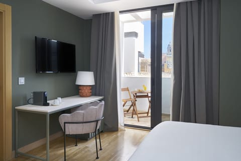 Premium bedding, down comforters, minibar, in-room safe