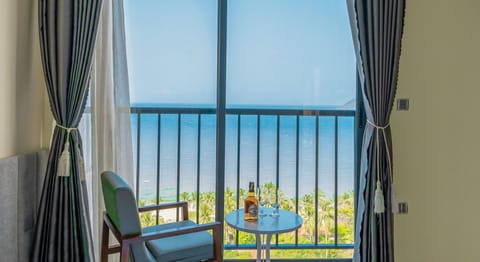 Deluxe Double Room, Ocean View | Minibar, in-room safe, desk, soundproofing